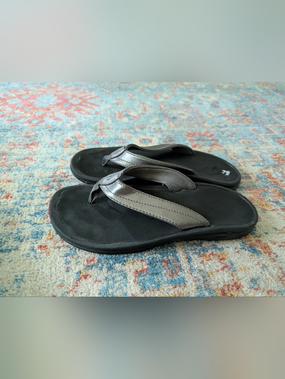 OluKai Women's 7 Ohana Sandals Black Pewter Metallic Grey Flip Flop Thong